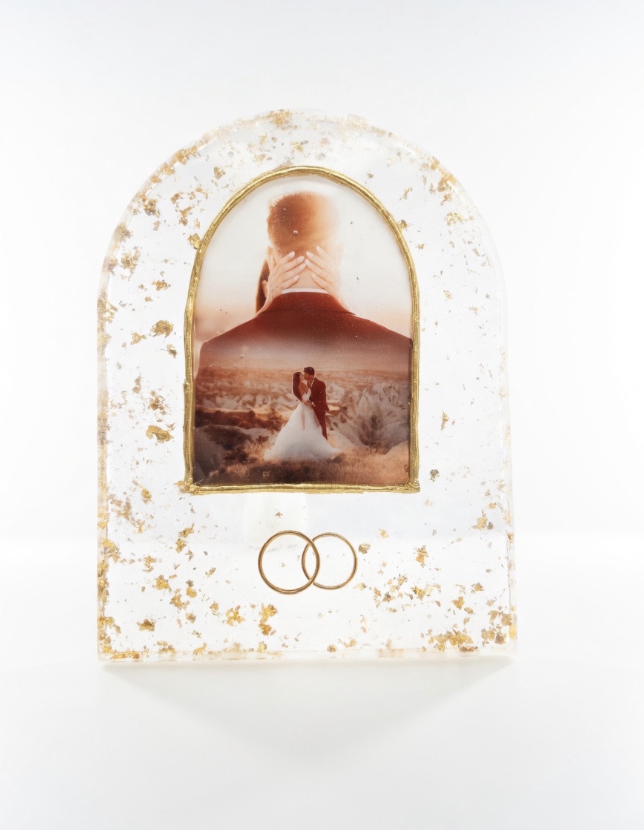 Arco de boda en resina con los anillos