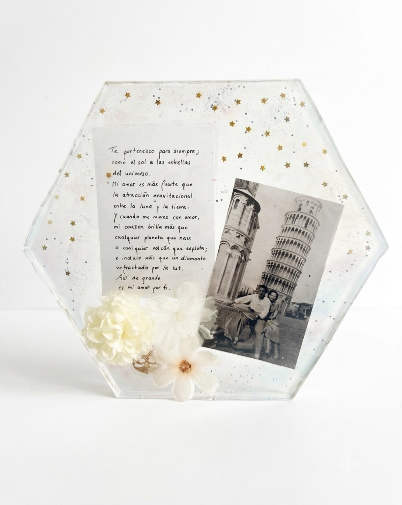 Hexágono de resina con carta manuscrita y fotografía